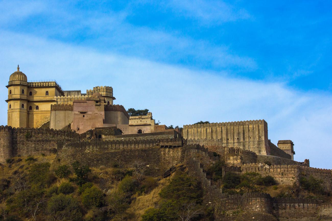 Visit the fort at Arvalli Hills  in Kumbhalarh
